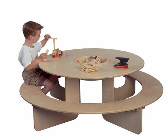 Ronde tafel met bank en opbergbal