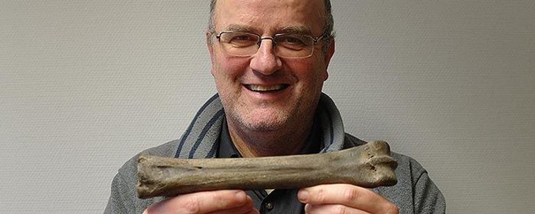 Ecomare museum curator Arthur Oosterbaan with the horse bone; photo: Ecomare