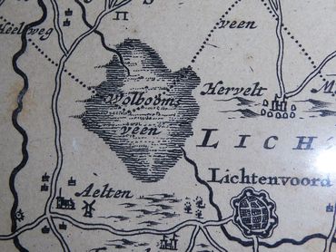 Het gebied op een kaart uit 1700. Het hoogveen ligt aan de voet van de heuvels tussen Aalten en Lichtenvoorde.