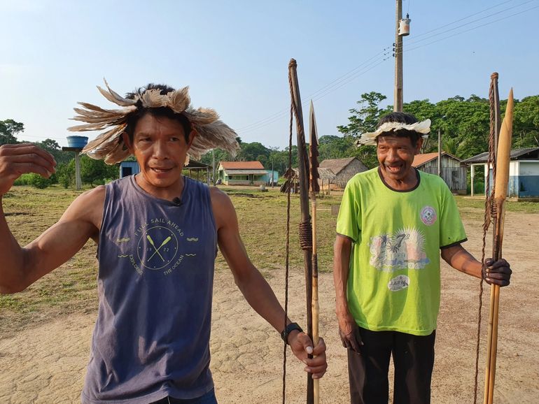 Djuup (links), leider van de jamaru-nederzetting in het Uru Eu Wau Wau gebied