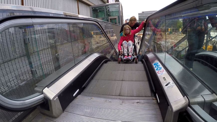 Op de roltrap