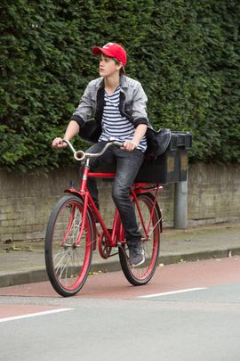 Daan de Groot van de Capsclub op de fiets