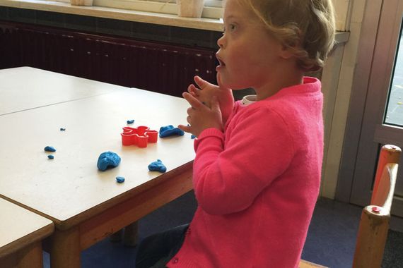 Fleur zit aan tafel