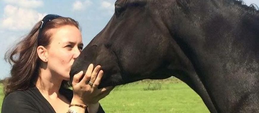 Judith de Lange op de foto met een paard