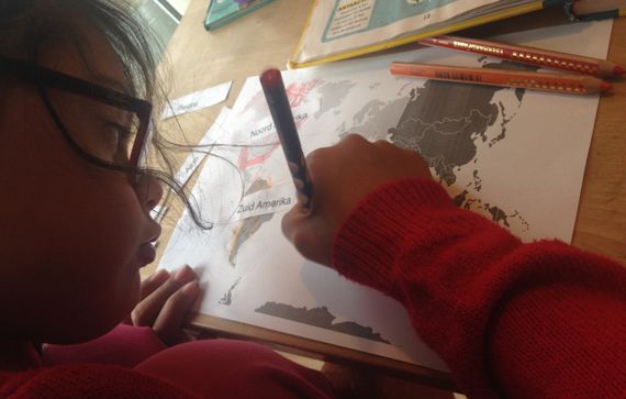 Meisje met downsyndroom op school