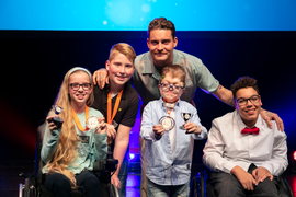 Kinderambassadeurs Marie Claire, Julian, Robin en Merijn, met ambassadeur Douwe Bob