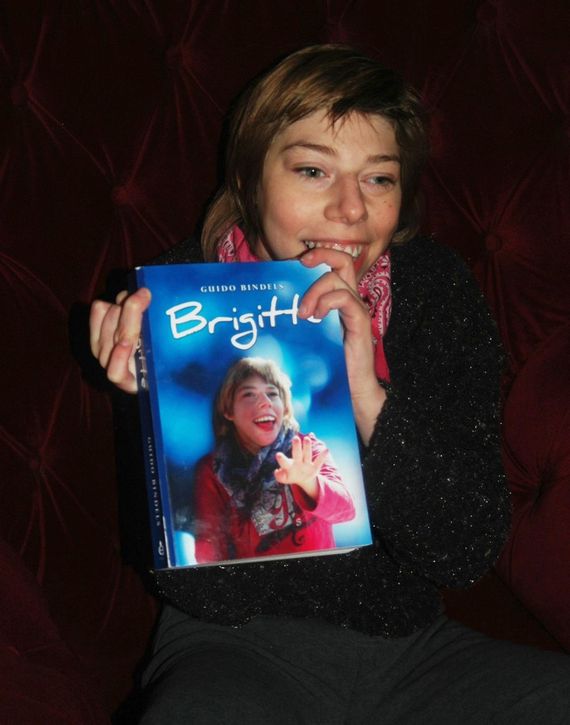 Brigitte met het boek dat haar vader over haar schreef