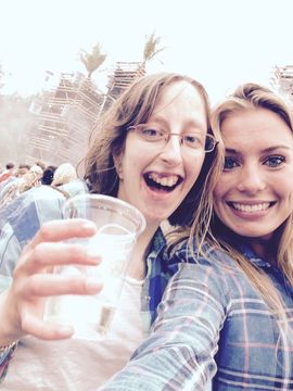 Aranka van Lindert, stagiaire NSGK, met een vriendin op een festival