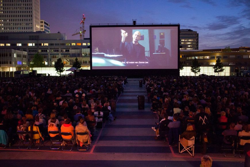 Pleinsbioscoop meets deaf culture: een filmfestival voor en door mensen met en zonder gehoorbeperking