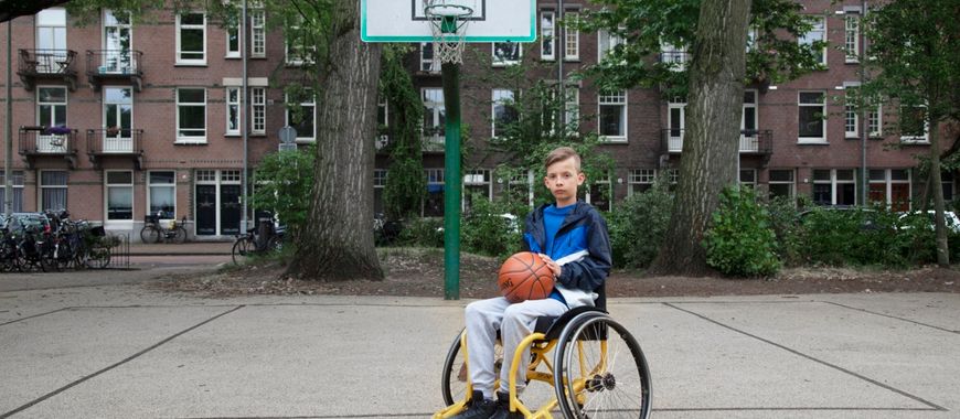 Aiden met basketbal