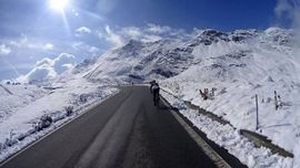 Fietser op de Stelvio in de sneeuw