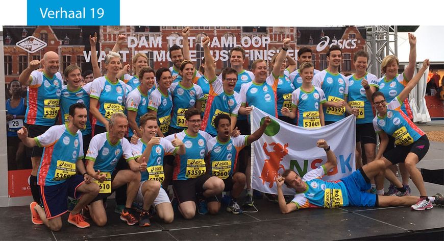 De deelnemers van NSGK voor de 5 Engelse Mijl van de Dam tot Damloop