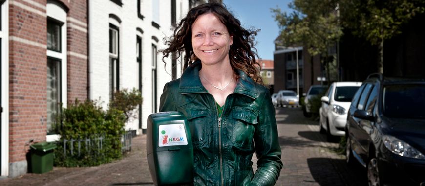 Vrouw met collectebus