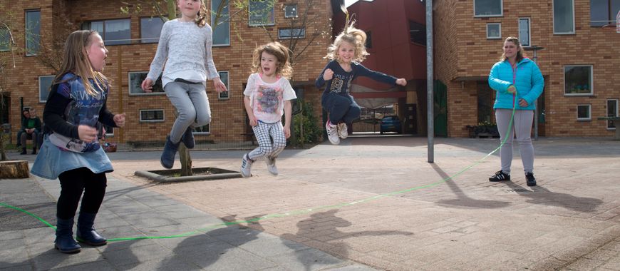 Kinderen touwtjespringen op een pleintje