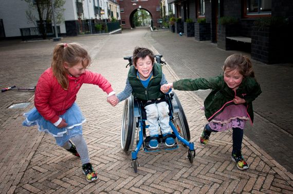 Kjelt in rolstoel met twee meisjes