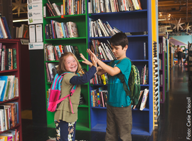 Kinderen bij boekenkast
