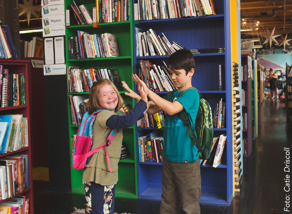 Kinderen bij boekenkast