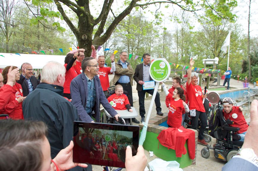 De Speeltuinbende onthult het 25ste Samen Spelen-bordje bij speeltuin 't Kwekkeltje