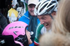 Foto van vader en dochter na finishen Stelvio