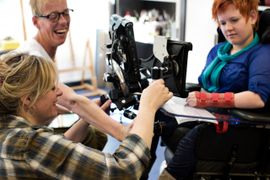 CamOnWheels Camera wordt op de rolstoel gemonteerd