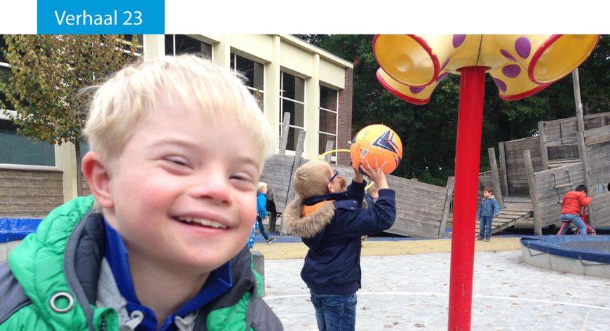 Twee kinderen op het schoolplein