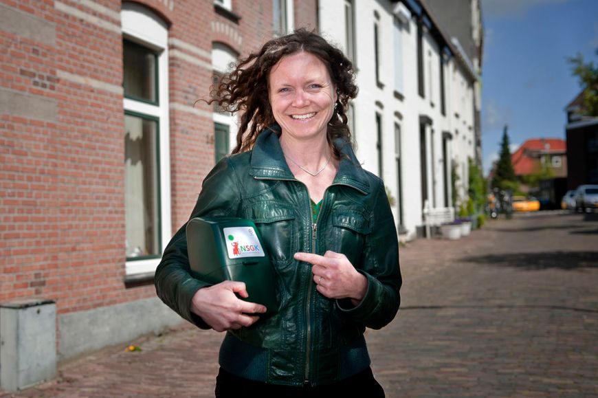 Vrouw met collectebus