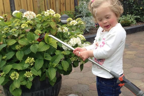 Fleur werkt in de tuin