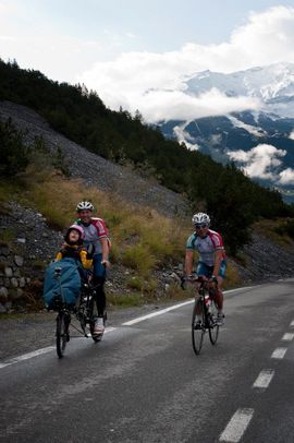 Twee fietsers met gehandicapt kind beklimmen de Stelvio