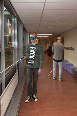 Jongeren doen geblindeerd oefening uit het lespakket