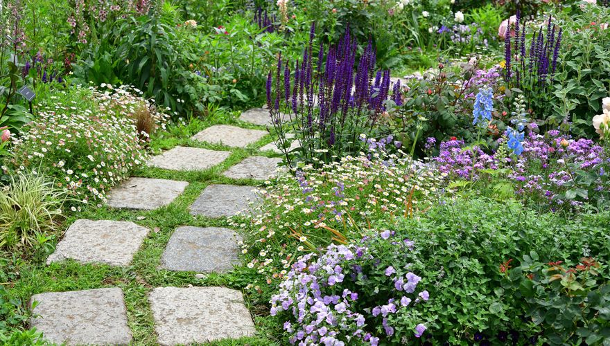 Tuin met tegels / Shutterstock Groene tuin met tegels